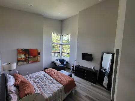 Brand new charming 3-bedroom house in marvelous Ronald with WiFi, AC, hot tub.