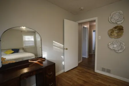 Charming 2-bedroom house honoring musics Outlaws and Legends