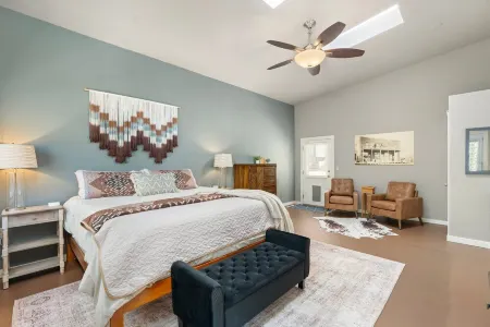 Pines near Courthouse / 3 King Bedrooms / fully fenced yard