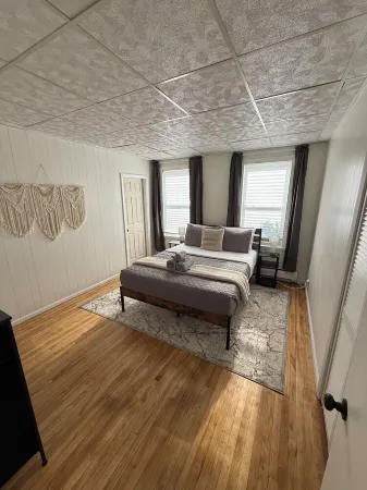 Large 3BD 1st Floor Apartment Minutes from 290