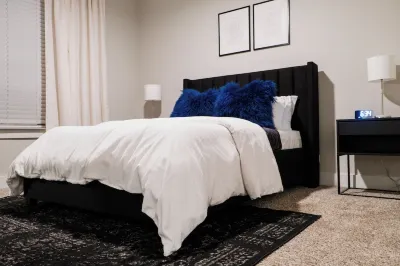 The Urban Nest is a luxury 1-bedroom apartment 30 minutes away from Houston, TX 틸 룬 노스 공원 주변 호텔