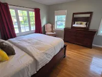 Family-Friendly 3-Bedroom/2.5-Bath House Near NYC Manhattan and MetLife Stadium Hotels in Teaneck