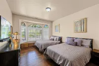 Beautiful San Diego (Fallbrook) Retreat on 2+ Acres with Amazing Mountain View