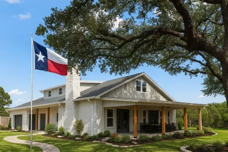 DIRECT LAKE ACCESS in a boutique-style lakehouse on Lake Whitney!