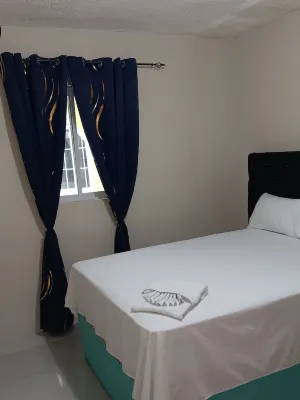 Charming 3-bedroom apartment in enchanting St. Andrew Parish with AC, WiFi. Hotels in Harbour View