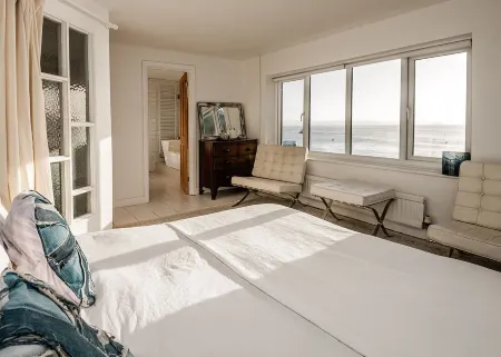 Spacious light cosy beach front house with balcony overlooking the sea Отели в г. Косанд