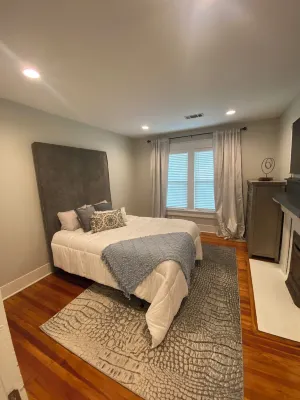 Charming 2-bedroom cottage in Tupelo with WiFi and AC