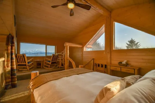 Stunning Oceanfront Log Home w/Glacier & Spit View