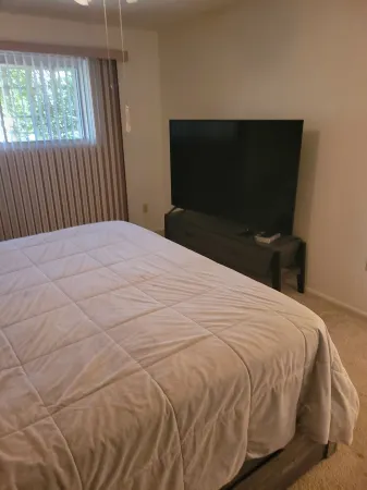 Nice home for rent in a quiet area close to Scottsdale and Glendale  area.  Open