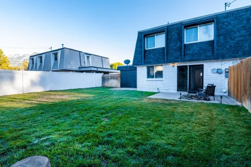 Quiet two story unit with mountain views. 5 min to Sugarhouse Hotels in Millcreek