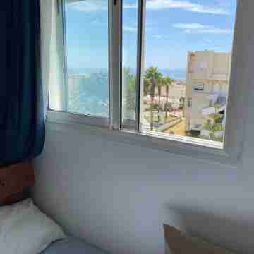 Duplex Arous Al Bahr - Beach view - Easy Check-in- near airport Rooms
