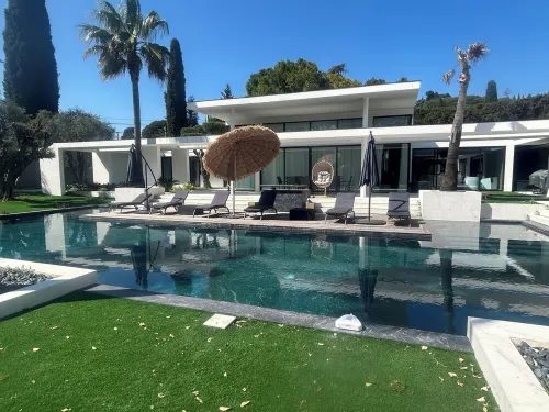 Californian villa in Mougins with 2 pools