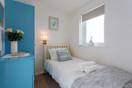 Modern & Cosy Seafront Retreat by Porthleven and Lizard Holidays