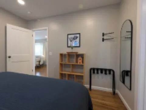 Charming 2-bedroom cottage with WiFi, AC in lovely Pella Hotels in Pella