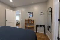 Charming 2-bedroom cottage with WiFi, AC in lovely Pella Hotels in Pella