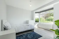 Spacious 4 bedroom very close to train station and town centre