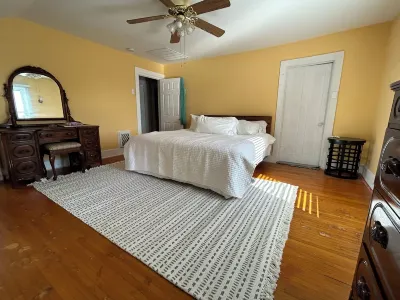 The Bly House Hotels near Cat Tail Park