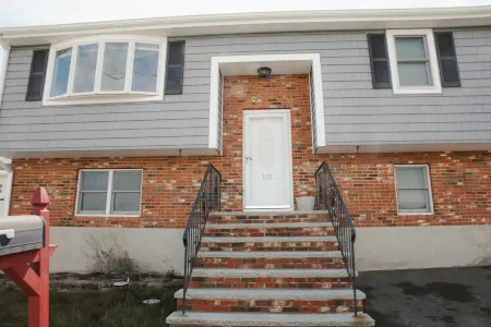 The Sapphire House with Deck in Revere Beach Отели в г. Ревир