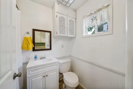 Lakefront Cottage (with pool) on quiet Lake Hudson