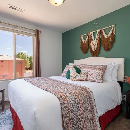Desert Family Retreat •desert views•dark skies• pool•hot tub• 35 min to Zion•