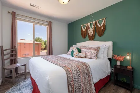 Desert Family Retreat •desert views•dark skies• pool•hot tub• 35 min to Zion•