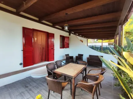 Villa Pizzomunno, small villa in Vieste with direct access to the sandy beach.