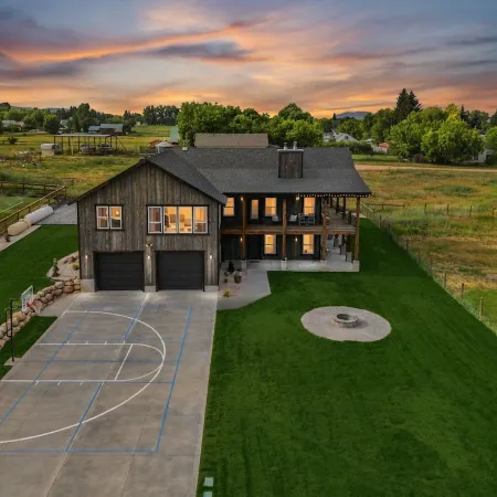 Modern Lakehouse l Slps 34 l Courts + Chefs Kitchen l Bear Lake Haven