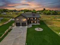 Modern Lakehouse l Slps 34 l Courts + Chefs Kitchen l Bear Lake Haven