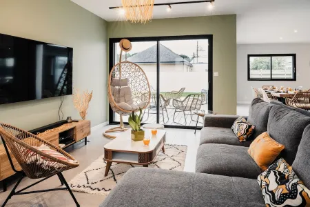 Modern villa with Spa 10 pers Отели в г. Сантек