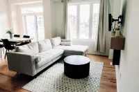 Brand New contemporary 4 bedroom nestled in nature Hotels in Pickering