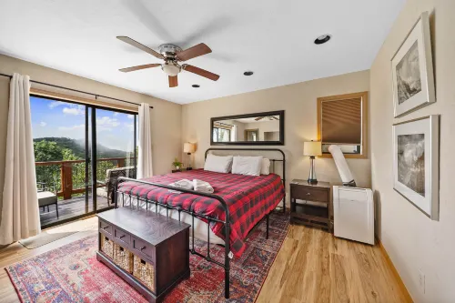 Charming Mountain Cottage with Hot Tub and Scenic Views - Cozy Retreat