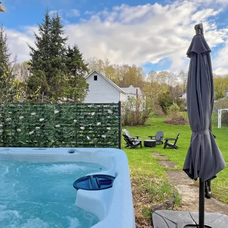 2 Min Walk to Windham Town | Hot Tub | Fire Pit