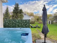 2 Min Walk to Windham Town | Hot Tub | Fire Pit