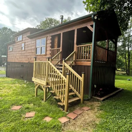 Cozy 1 BR cabin 100 feet from the Linville River near Newland, NC. EV charger