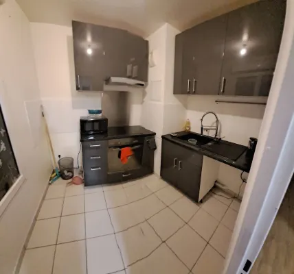 65 m2 apartment with trapdoor *3 bedrooms fully equipped with tv and fridge Hotels in Trappes