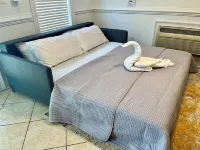 Welcome to Pool Azul! Guest House & Pool. Two King Size Beds. Hotels in Suwanee