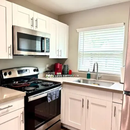 Cozy Montrose studio apartment with free parking & WiFi!