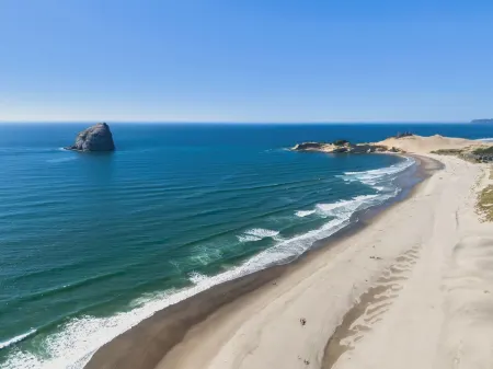 Bright and Airy Beachfront Bungalow w/hot tub overlooking Haystack rock!