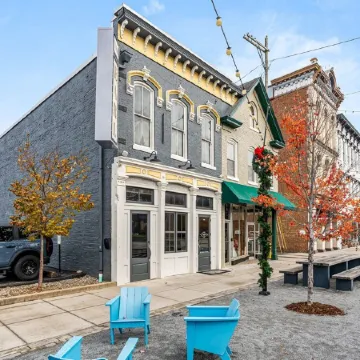 The Betty - Entire rental unit in New Albany, Indiana Sleeps 8