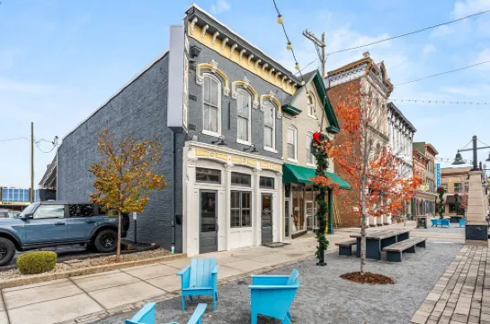 The Betty - Entire rental unit in New Albany, Indiana Sleeps 8