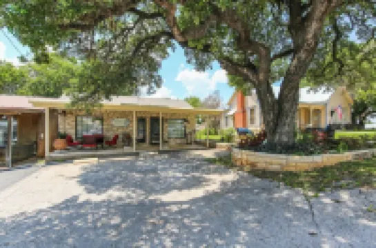Charming 2-bedroom cottage with AC, WiFi in Marble Falls