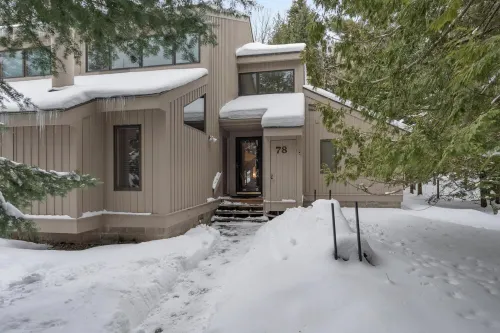 Harbor Cove 78- Harbor Springs Condo with private beach & close to skiing