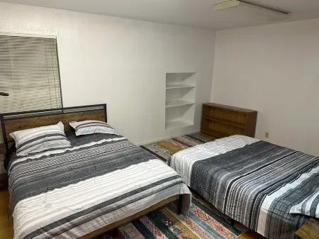 Affordable Ground Floor Unit In The Heart Of HMB Downtown: Former Mayor's House Отели рядом с достопримечательностью «Венис Бич»