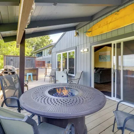 < 1 Mi to Port of Alsea: Inviting Gem w/ Views!