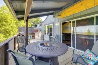 < 1 Mi to Port of Alsea: Inviting Gem w/ Views! - 3-Star