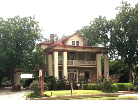 Luxury Lodging in the Heart of Historic Downtown Gonzales Отели в г. Гонзалес