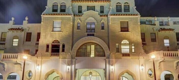 Delux Queen Room , 1 block to the Beach, TV, Pool, WiFi Hotels in Palm Beach