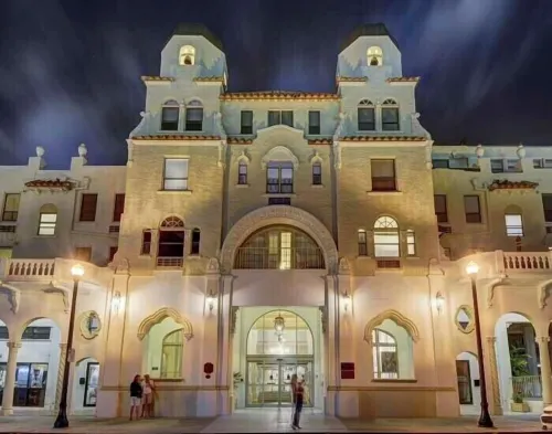 Delux Queen Room , 1 block to the Beach, TV, Pool, WiFi 팜비치 호텔