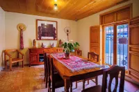 Tierra Alta Hostal - Hostels