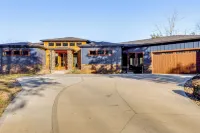 Lakefront Gem: Dock & Hot Tub in Jacksboro - Boutique